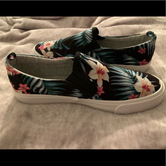 Floral Sneakers 🌸